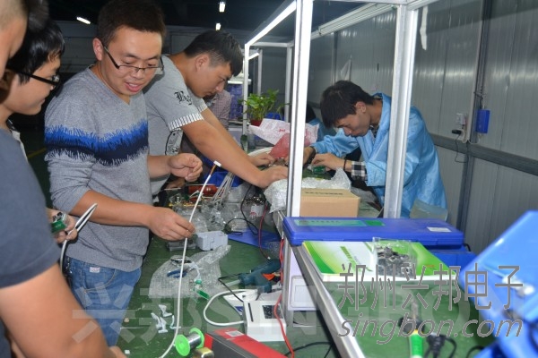 技術員在學習討論